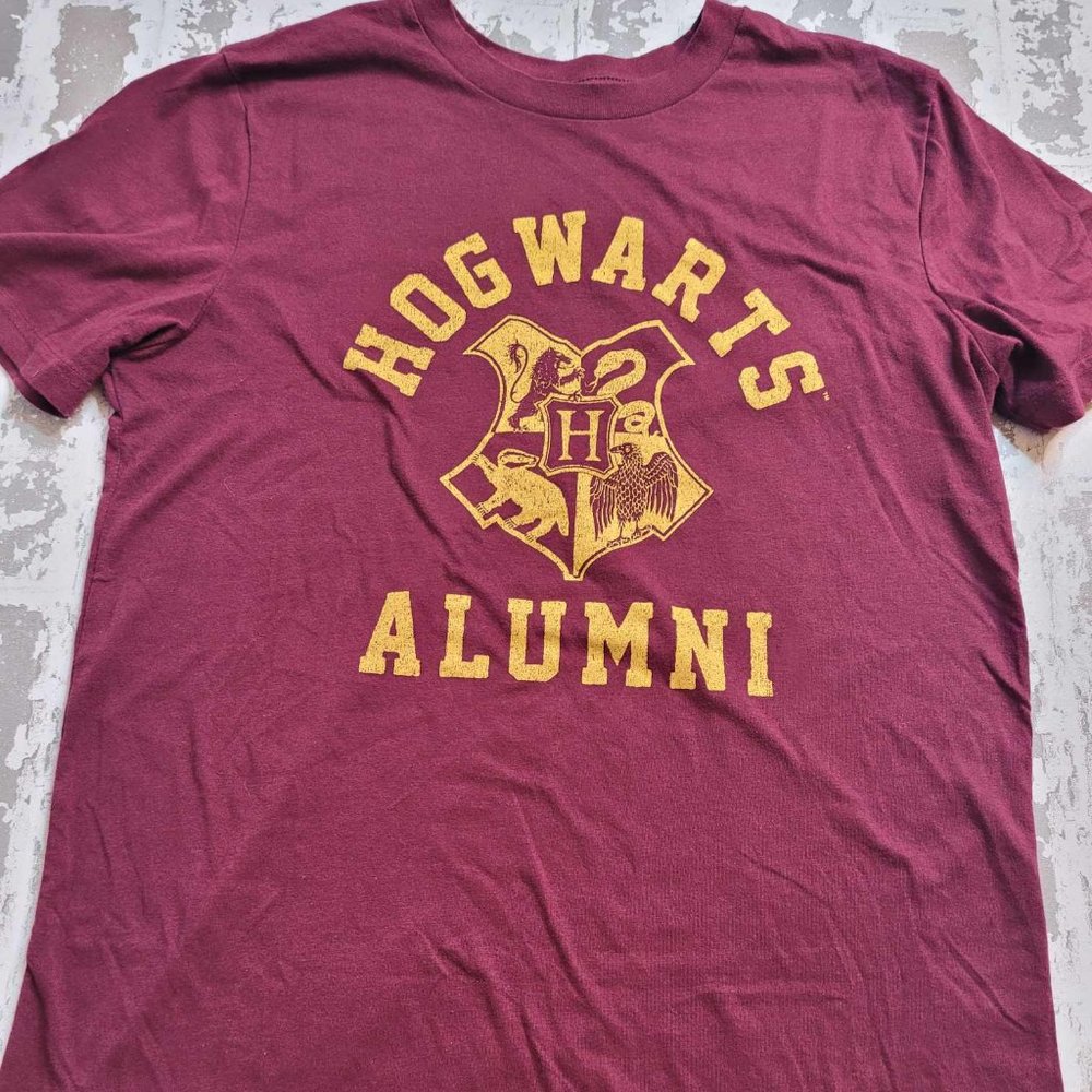 2324 Harry Potter Hogwarts Alumni Men's T-shirt‎ Size Medium